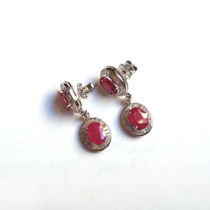 PAIRE DE BOUCLES D'OREILLE en or gris 18K...