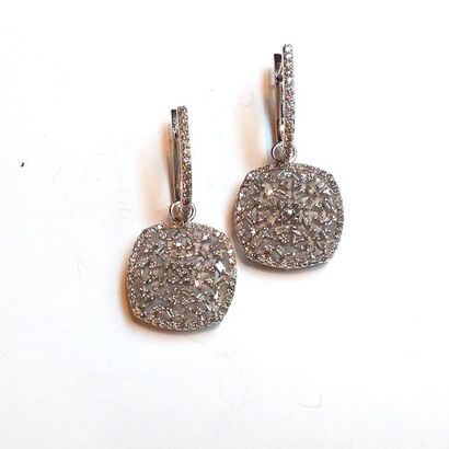 PAIRE DE BOUCLES D'OREILLE en or gris 18K...
