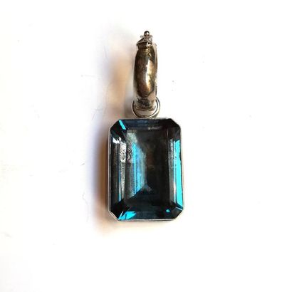 PENDENTIF en argent (925/°°) décoré d'une...