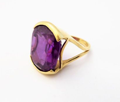 IMPOSANTE BAGUE en or 18K (750/°°), ornée...