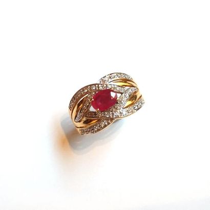 BAGUE en or jaune 18K (750/°°) centrée d'une...