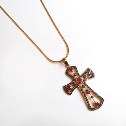 CHAINE ET CROIX en argent doré (vermeil)...