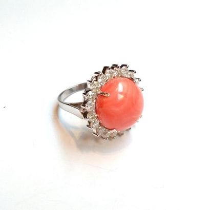 IMPOSANTE BAGUE FLEUR en or gris 18K (750/°°)...