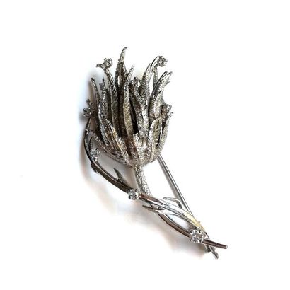 BROCHE en or gris 18K (750/°°) et platine...