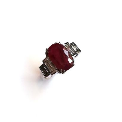BAGUE en or gris 18k (750/°°), ornée d'un...
