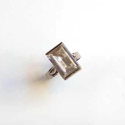 BAGUE en or blanc 18K (750/°°) de style Art...