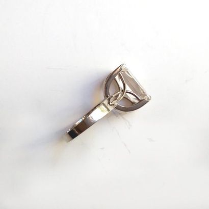 BAGUE en or blanc 18K (750/°°) de style Art...