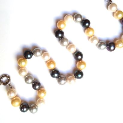 COLLIER composé de perles de culture multicolores,...