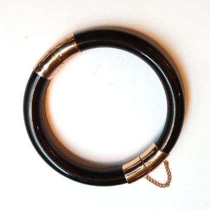 BRACELET jonc ouvrant en pierre noire (jade)....