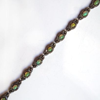BRACELET articulé en argent (925/°°), orné...