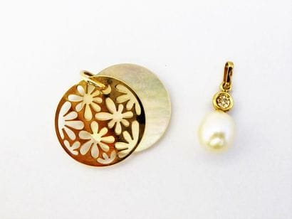 LOT DE 2 PENDENTIFS en or 18k (750/°°) perle...