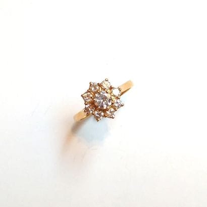 BAGUE FLEUR en or jaune 18K (750/°°) décorée...
