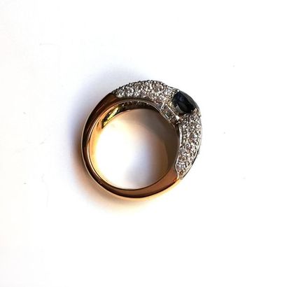 IMPORTANTE BAGUE en or deux tons 18K (750/°°)...