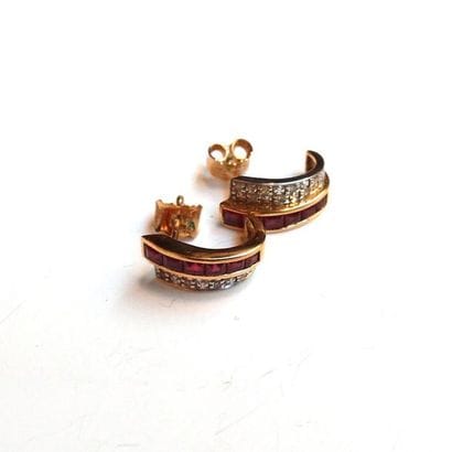 PAIRE DE BOUCLES D'OREILLE or deux tons 18K...