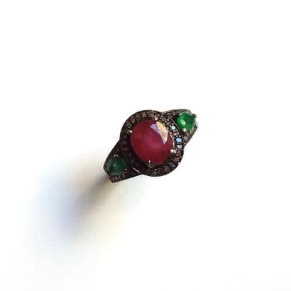 BAGUE en argent patiné (925/°°) centrée d'un...