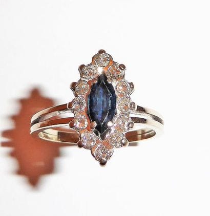 BAGUE MARQUISE en or blanc 18k (750/°°) ornée...