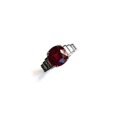 BAGUE en or gris 18k (750/°°), ornée d'un...