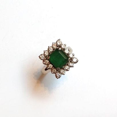BAGUE en or gris 18K (750/°°) centrée d'une...