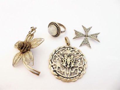 LOT en métal composé d’une BROCHE ancienne,...