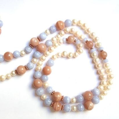 SAUTOIR composé de perles de culture blanches,...