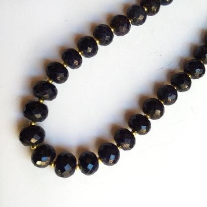 COLLIER composé d'un rang de perles de racine...