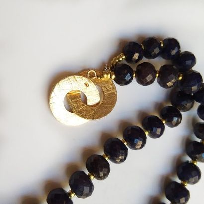 COLLIER composé d'un rang de perles de racine...