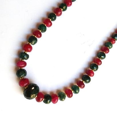 COLLIER composé de perles de racine de rubis...