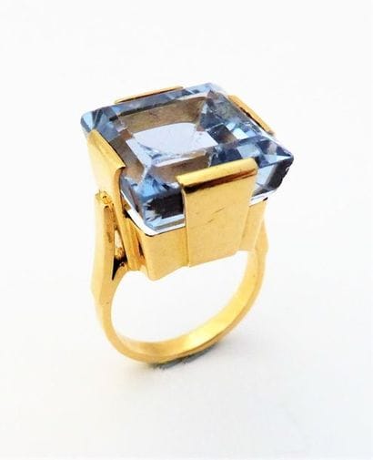 BAGUE en or 18K (750/°°), ornée d'une pierre...