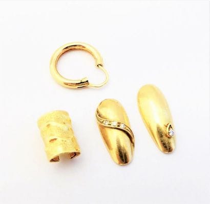LOT D’OR 18K (750/°°) composé de 2 ongles...