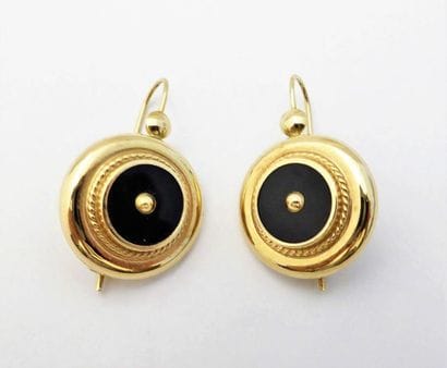 PAIRE DE DORMEUSES en or 18K (750/°°), ornée...