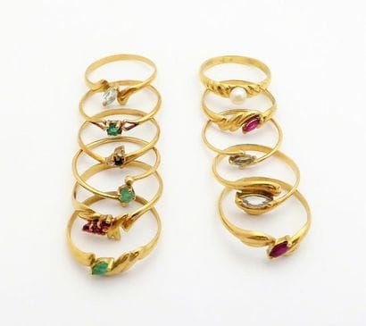 LOT DE 11 BAGUES en or 18K (750/°°) ornées...