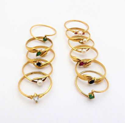 LOT DE 11 BAGUES en or 18K (750/°°) ornées...