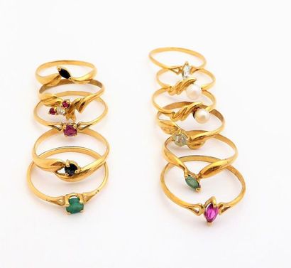 LOT DE 11 BAGUES en or 18K (750/°°) ornées...
