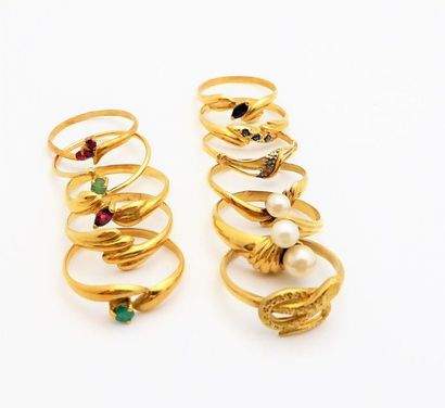 LOT DE 11 BAGUES en or 18K (750/°°) ornées...