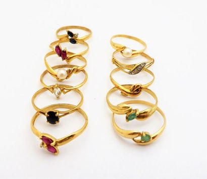 LOT DE 11 BAGUES en or 18K (750/°°) ornées...