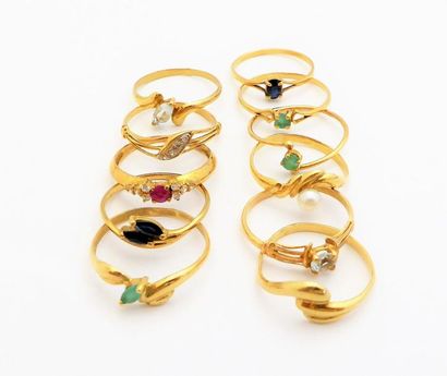 LOT DE 11 BAGUES en or 18K (750/°°) ornées...