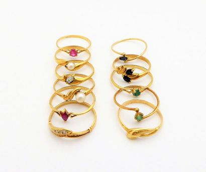 LOT DE 11 BAGUES en or 18K (750/°°) ornées...