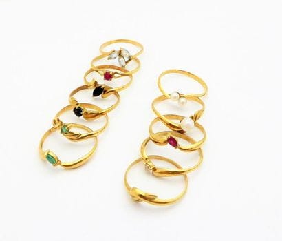 LOT DE 11 BAGUES en or 18K (750/°°) ornées...