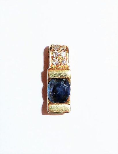 PENDENTIF en or 18k (750/°°) de forme rectangulaire...