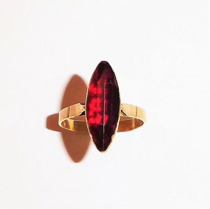 BAGUE MARQUISE en or 18k (750/°°) ornée d'un...