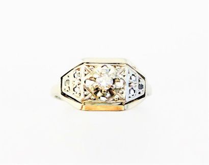 BAGUE en or blanc 18k (750/°°); d'époque...