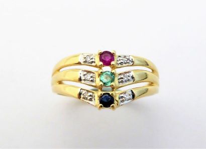 BAGUE en or 18k (750/°°), représentant une...
