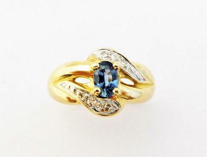 BAGUE en or 18k (750/°°) ornée d'un saphir...