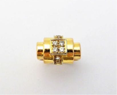 BAGUE tonneau en or 18k (750/°°) ornée de...