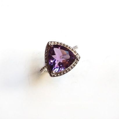 BAGUE en argent (925/°°) sertie d'une améthyste...
