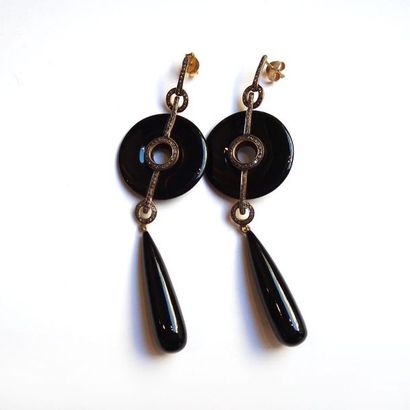 PAIRE DE PENDANTS d'oreille en argent doré...