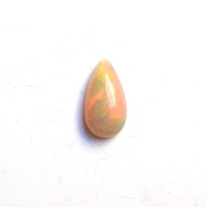 OPALE cabochon taille poire, sur papier....