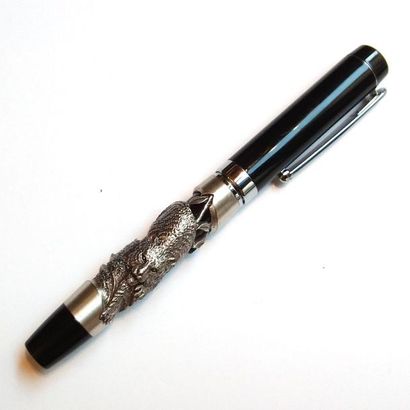 STYLO-BILLE en laque noire et garniture d'argent...