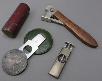 LOT de 3 Coupe-Cigares 2 en argent à 800°/00...