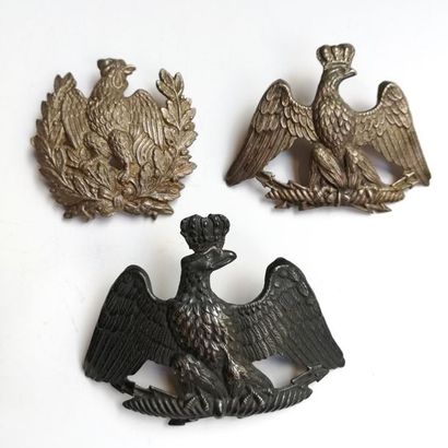 LOT de trois ornements de coiffe: deux aigles,...